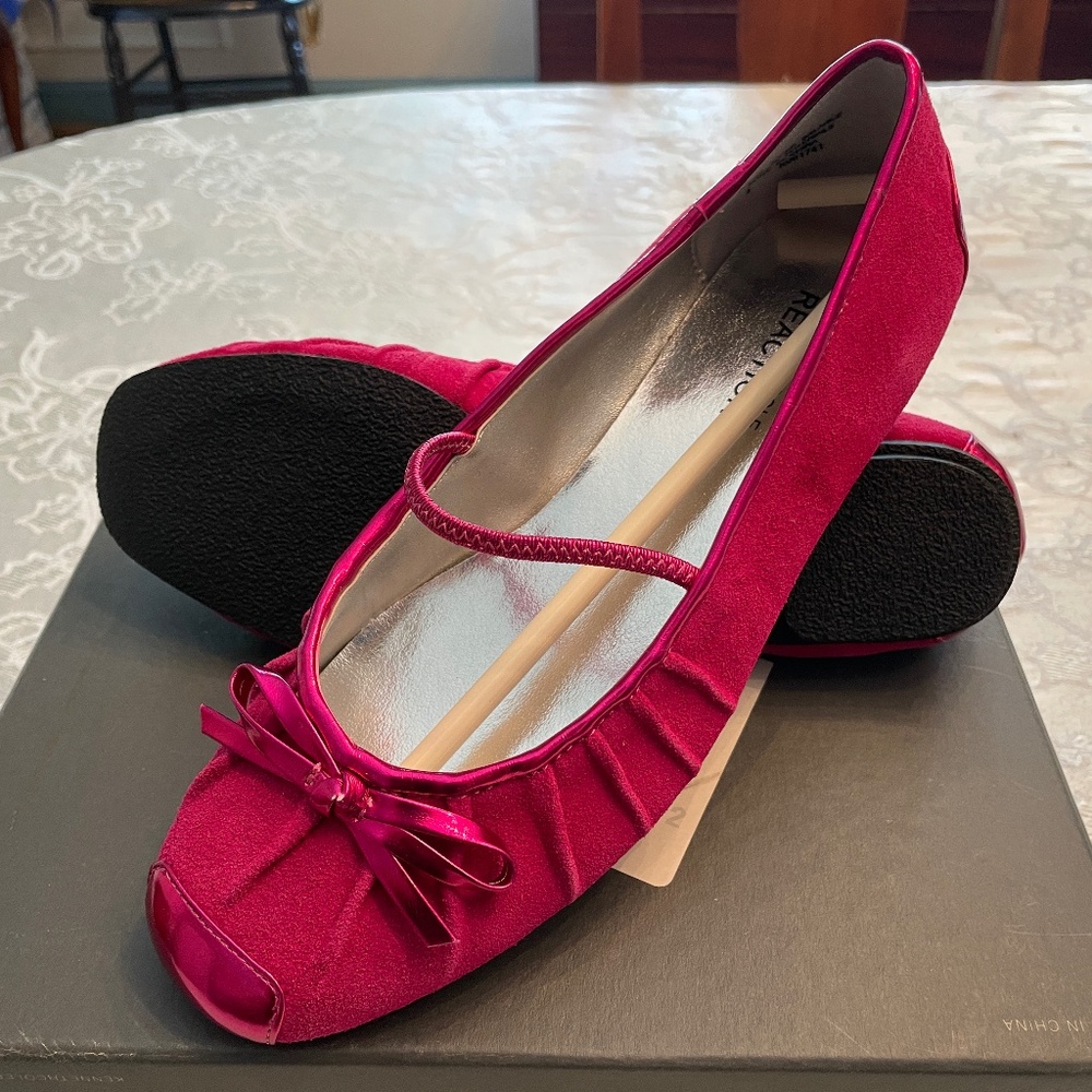 WOMEN’S KENNETH COLE REACTION MAGENTA CAP-TOE FLATS SIZE 4 NEW WITH BOX